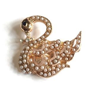 * Item# B18 NWT Swan Gold/Pearl Brooch *
